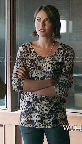 Thea’s leopard print sweater on Arrow