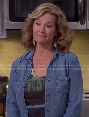 Vanessa's tie dyed top and denim shirt on Last Man Standing