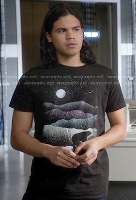 Cisco's bear and moon graphic t-shirt on The Flash