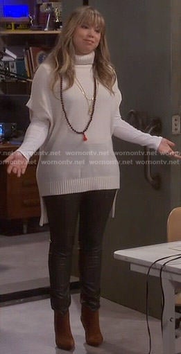 Kristin's white short sleeve turtleneck sweater on Last Man Standing