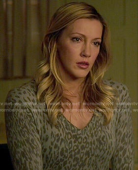 Laurel’s grey leopard print sweater on Arrow