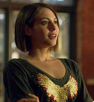 Willa Holland Hopes Thea Gets A Yellow Costume With A Cape In Arrow Season 4