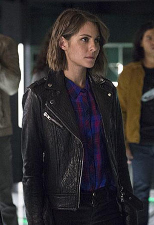 Thea's plaid shirt and leather jacket on The Flash