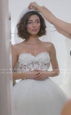 Delia’s wedding dress on Girlfriends Guide to Divorce