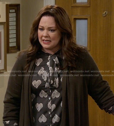 Molly's heart print blouse on Mike and Molly