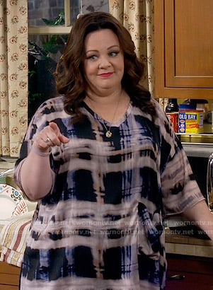 Molly's abstract print v-neck top on Mike and Molly