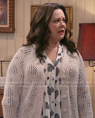 Molly's white heart print top and cream cardigan on Mike and Molly