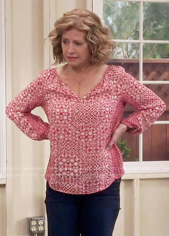 Vanessa's red printed top on Last Man Standing