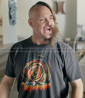 Tandy’s circle graphic t-shirt on Last Man on Earth