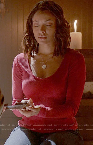 Bonnie's pink ribbed top on The Vampire Diaries