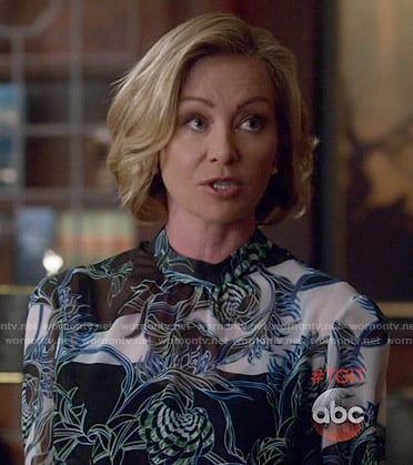 Elizabeth’s printed blouse on Scandal