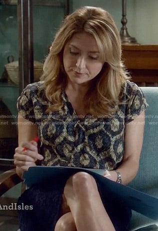 Maura's printed v-neck top on Rizzoli and Isles