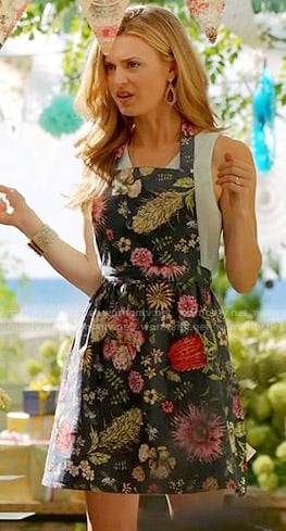 Paige's navy floral apron on Royal Pains