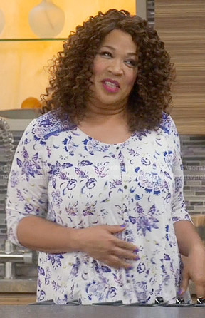 Yolanda’s white and blue printed top on Young and Hungry