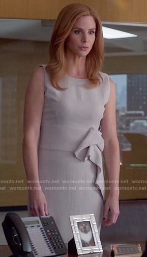 Donna’s sleeveless dress with front ruffle on Suits