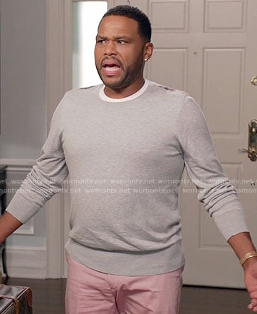 Andre's grey sweater with checked shoulder patches on Black-ish
