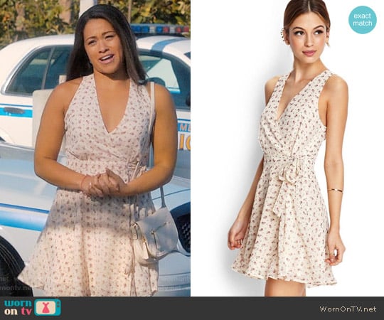 Forever 21 Subtle Floral Wrap Dress worn by Jane Villanueva (Gina Rodriguez) on Jane the Virgin