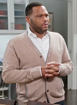 Andre's beige v-neck cardigan on Black-ish