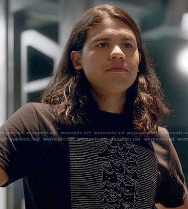 Cisco’ cat Joy Division tee on The Flash