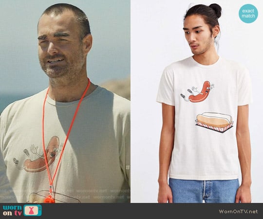 Urban Outfitters Happy Hot Dog Tee worn by Phil Miller (Will Forte) on Last Man On Earth