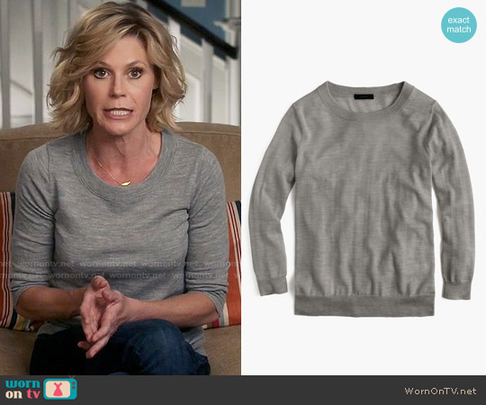 J. Crew Tippi Sweater in Hthr Smoke worn by Claire Dunphy (Julie Bowen) on Modern Family