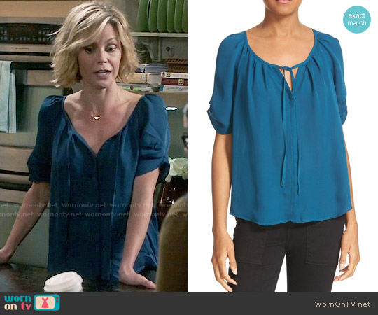 Joie Berkeley Top worn by Claire Dunphy (Julie Bowen) on Modern Family