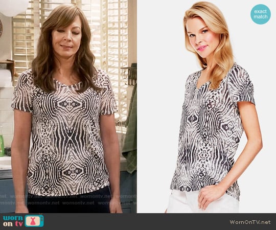 Two by Vince Camuto 'Zebra Plains' Linen Jersey Tee worn by Bonnie Plunkett (Allison Janney) on Mom