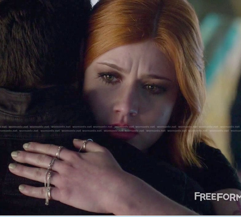 Clary’s silver five finger chain ring on Shadowhunters