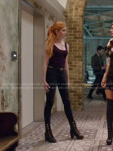 Clary's scoopneck tank and black skinny jeans on Shadowhunters