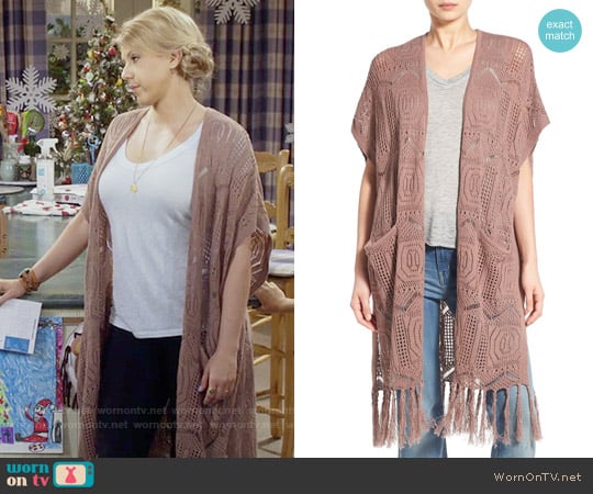 Hinge Open Knit Fringe Long Cardigan worn by Stephanie Tanner (Jodie Sweetin) on Fuller House