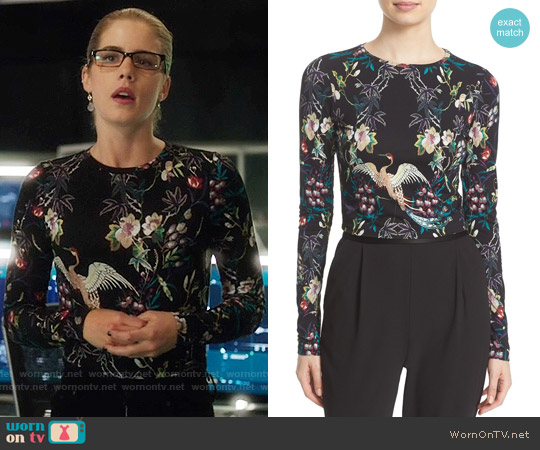 Alice + Olivia Delaina Top worn by Felicity Smoak (Emily Bett Rickards) on Arrow