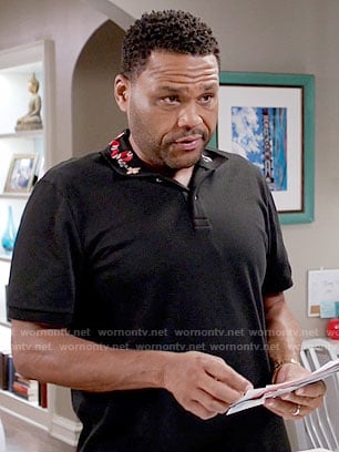 Andre's black polo shirt with snake embroidered collar on Black-ish