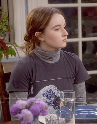 Eve's wave graphic tee on Last Man Standing
