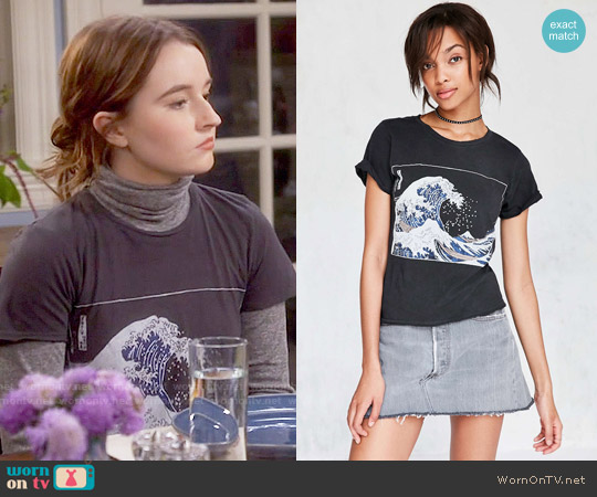 Urban Outfitters Future State Wave Tee worn by Eve Baxter (Kaitlyn Dever) on Last Man Standing