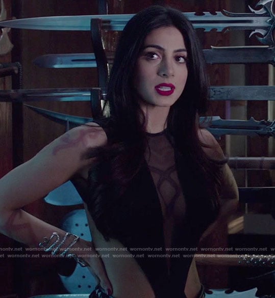 Youmita Honeycomb Mesh Push up Sports Bra usado por Isabelle Lightwood  (Emeraude Toubia) en Shadowhunters (S01E04)