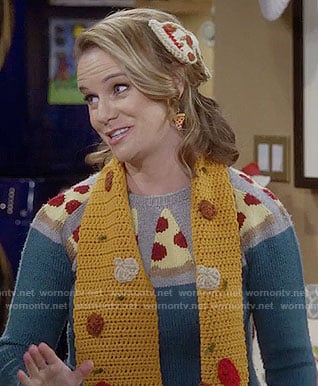 Kimmy’s pizza sweater, scarf and hair clip on Fuller House