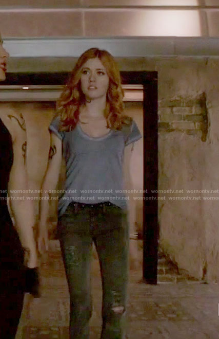 Clary's round neck t-shirt and grey ripped jeans on Shadowhunters