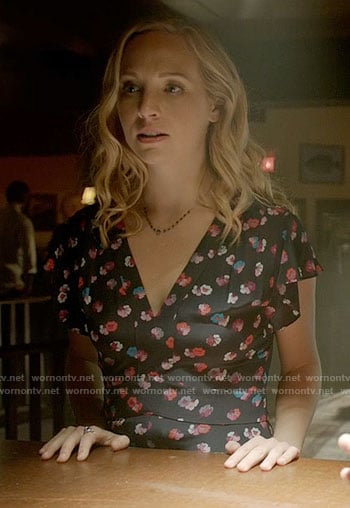 Caroline’s navy floral v-neck dress on The Vamprie Diaries