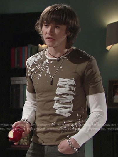 Reed’s paint splatter graphic t-shirt on The Young and the Restless