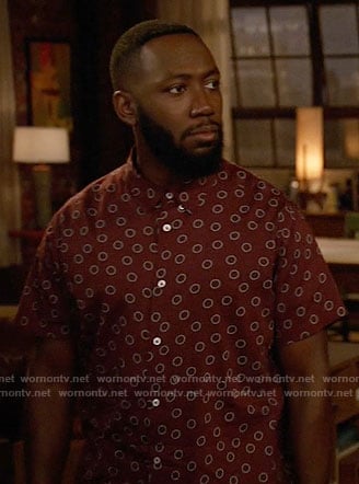 Winston’s burgundy circle print shirt on New Girl