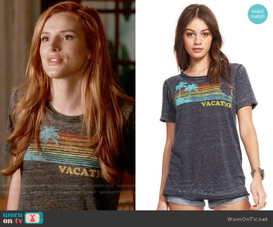 Chaser Vacation Tee worn by Paige Townsen (Bella Thorne) on Famous in Love