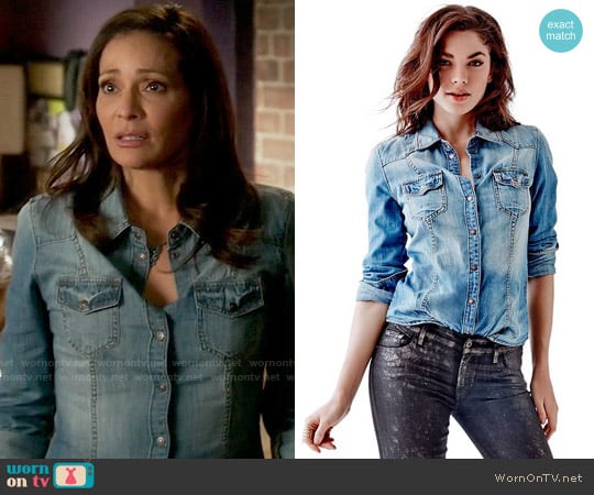 Guess Slim-Fit Denim Shirt in Fiddle Wash worn by Regina Vasquez (Constance Marie) on Switched at Birth