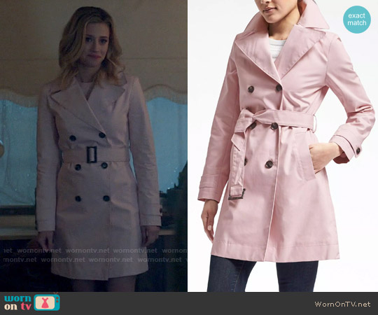 Banana Republic Belted Mac Trench in Dusty Pink worn by Betty Cooper (Lili Reinhart) on Riverdale