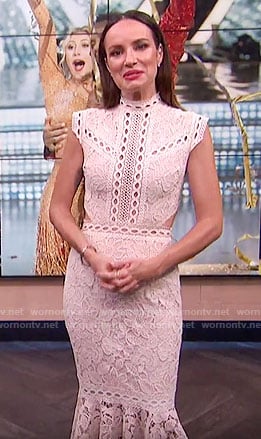 Catt's off-white lace midi dress on E! News