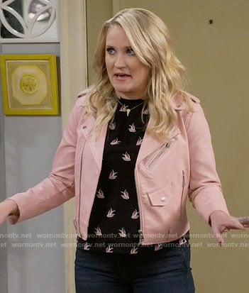 Gabi’s black bird print top and pink leather jacket on Young and Hungry