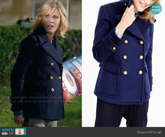 J. Crew Collection cashmere Majesty peacoat worn by Claire Dunphy (Julie Bowen) on Modern Family