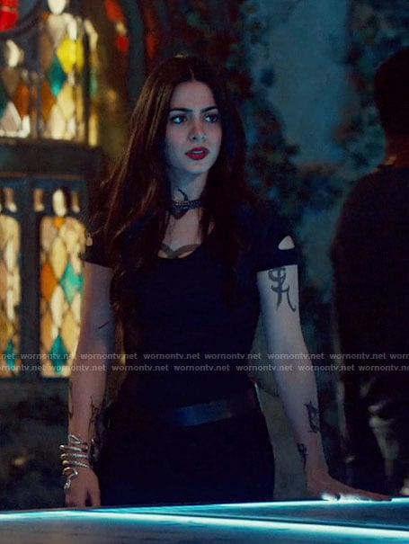 Isabelle’s black knit dress with cutouts on Shadowhunters