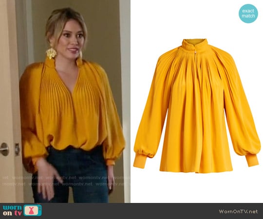 Tibi Pleated silk crepe de Chine top worn by Kelsey Peters (Hilary Duff) on Younger