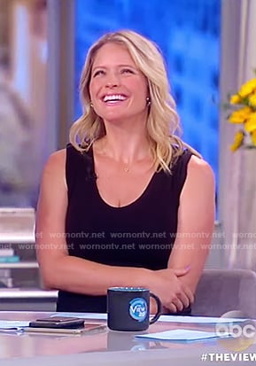 Sara’s black sleeveless sheath dress on The View