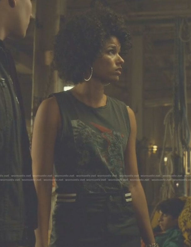 Maia's grey print tank top and black mini skirt on Shadowhunters